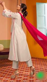 Jennifer Winget feet photo thumbnail