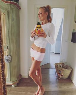 Jenny Elvers feet photo thumbnail