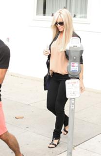 Jenny McCarthy-Wahlberg feet photo thumbnail