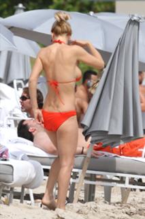 Jenny McCarthy-Wahlberg feet photo thumbnail