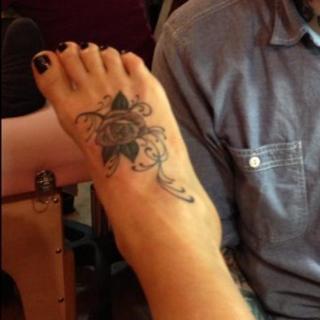 Jenny McCarthy-Wahlberg feet photo thumbnail