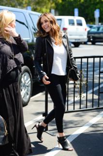 Jenny Mollen feet photo 2