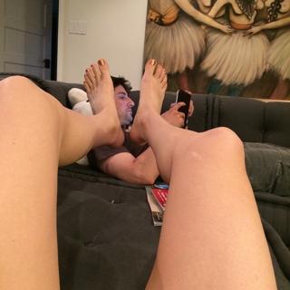 Jenny Mollen feet photo 9