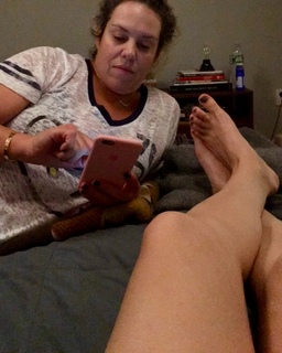 Jenny Mollen feet photo 5