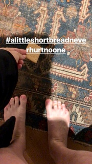Jenny Mollen feet photo 15