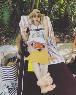 Jenny Mollen feet photo 19