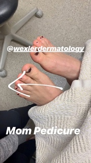 Jenny Mollen feet photo 18