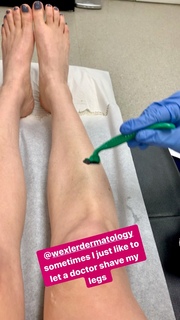 Jenny Mollen feet photo 6