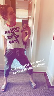 Jenny Mollen feet photo 3