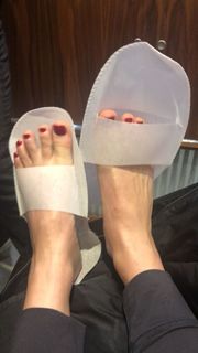 Jenny Mollen feet photo 19