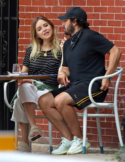 Jenny Mollen feet photo 18