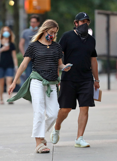 Jenny Mollen feet photo 14