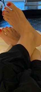 Jenny Mollen feet photo 19