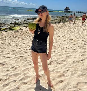 Jenny Mollen feet photo 8
