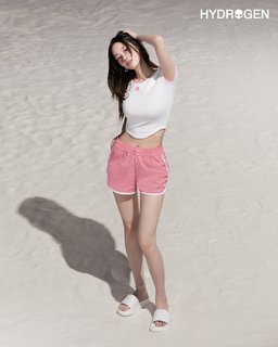 Jeon Jong-seo feet photo 8