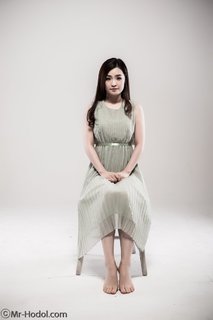 Jeon Mi Do feet photo 2
