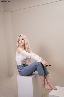 Jeon So-mi feet photo thumbnail