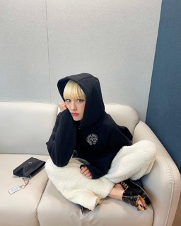 Jeon So-mi feet photo thumbnail