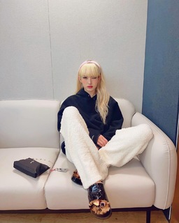 Jeon So-mi feet photo thumbnail