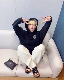 Jeon So-mi feet photo thumbnail