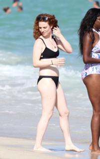 Jess Glynne feet photo thumbnail