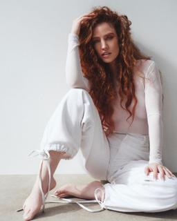 Jess Glynne feet photo thumbnail