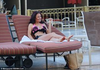 Jess Impiazzi feet photo thumbnail