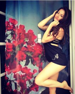 Jess Impiazzi feet photo thumbnail