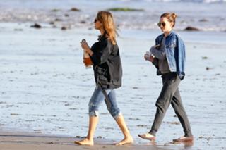 Jessica Alba feet photo thumbnail