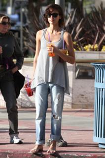 Jessica Alba feet photo thumbnail