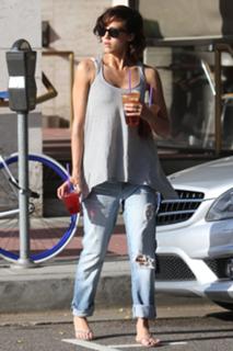 Jessica Alba feet photo thumbnail