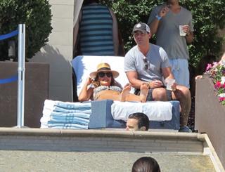 Jessica Alba feet photo thumbnail