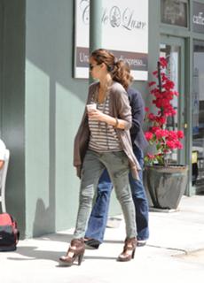 Jessica Alba feet photo thumbnail