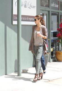 Jessica Alba feet photo thumbnail