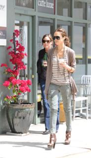 Jessica Alba feet photo thumbnail