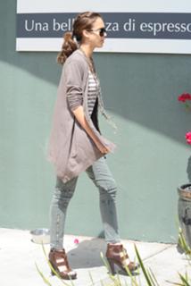 Jessica Alba feet photo thumbnail