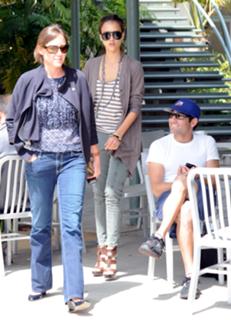 Jessica Alba feet photo thumbnail