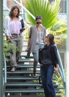 Jessica Alba feet photo thumbnail