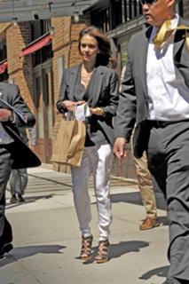 Jessica Alba feet photo thumbnail