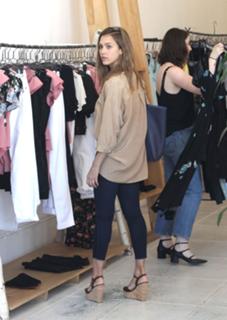 Jessica Alba feet photo thumbnail