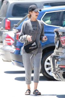 Jessica Alba feet photo thumbnail