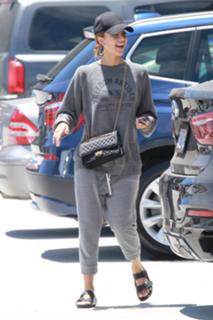 Jessica Alba feet photo thumbnail
