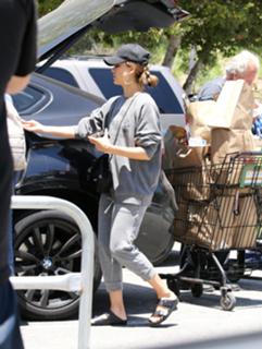 Jessica Alba feet photo thumbnail