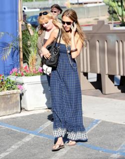 Jessica Alba feet photo thumbnail