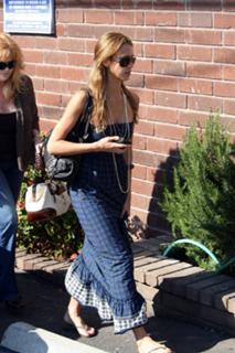 Jessica Alba feet photo thumbnail