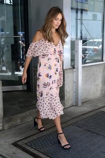 Jessica Alba feet photo thumbnail