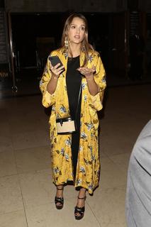 Jessica Alba feet photo thumbnail