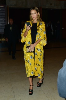 Jessica Alba feet photo thumbnail