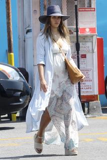 Jessica Alba feet photo thumbnail