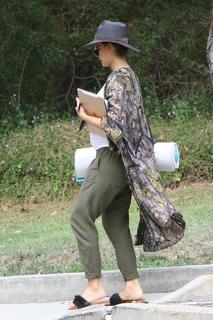 Jessica Alba feet photo thumbnail